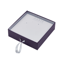 Boîte cadeau rigide à couvercle rabattable, surface mate, pour foulard en soie, avec sangle de traction en textile tissé durable