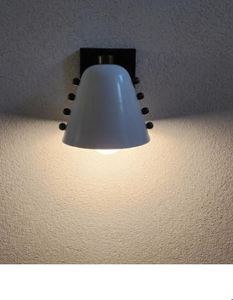Applique murale en laiton en forme de cône ivoire avec détails rivetés – Lampe murale artisanale de style Mid-Century Modern, blanche - Product Image 2