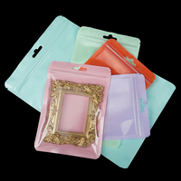 Emballage Ziplock Macaron transparent Stand up Pouch Sac de cadeaux de bijoux étanche à l'humidité avec gravure Manipulation de surface