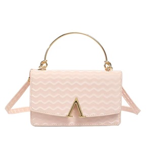 Sac à main tendance en PU haut de gamme pour <span class=keywords><strong>femme</strong></span> avec motif vague triangulaire inversé, sac à bandoulière décontracté et élégant pour le quotidien - Product Image 3