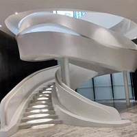 Villa duplex moderne de luxe avec escalier en colimaçon en métal, marches flottantes, balustrade en verre et éclairage LED