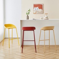 Tabouret de bar moderne en plastique à assise peu profonde, enveloppant entièrement la forme, avec pieds métalliques fins et hauts de couleur assortie, repose-pieds croisé, pour hôtel, cuisine commerciale