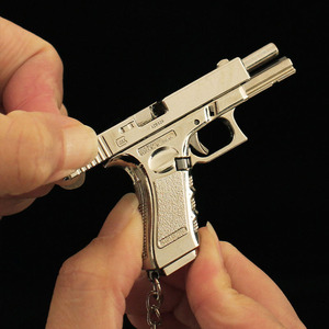 Portachiavi 3D a Forma di Pistola G17, Versione Oro alla Moda, Mini Portachiavi Tattico in Metallo Durevole per Collezionisti - Product Image 6