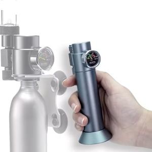 Kit de Escritorio Aquapro <span class=keywords><strong>Mini</strong></span> Sistema de <span class=keywords><strong>CO2</strong></span> para Acuarios, Regulador de <span class=keywords><strong>CO2</strong></span> para Cartuchos de <span class=keywords><strong>CO2</strong></span> Desechables, Perfecto para Acuarios Nano - Product Image 1