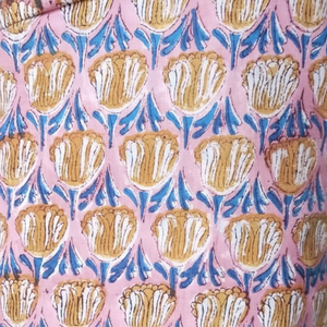 Tissu en coton imprimé floral indien pour la fabrication de robes et de tissus à coudre pour la décoration intérieure en vente - Product Image 1