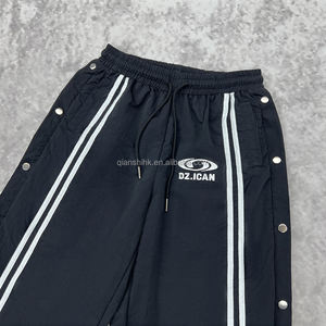Pantalons de survêtement surdimensionnés streetwear, pantalons de survêtement à jambes droites rayés de designer, pantalons de jogging baggy à boutons latéraux personnalisés, pantalons en nylon pour hommes - Product Image 2