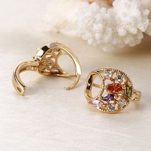 Boucles d'oreilles créoles tendance pour femmes en alliage plaqué or avec zircons, vente en gros à bas prix de Chine - Product Image 3