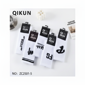 Chaussettes blanches tendance à haute élasticité pour hommes, antidérapantes, en polyester respirant avec impression numérique pour les styles d'affaires sportifs quotidiens - Product Image 1