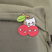Broche en émail chat blanc cerise unique, mignon chaton dessin animé sur cerise rouge, pour décoration de sac à dos