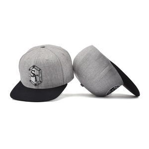Gorra snapback gris con logo bordado, visera negra, 6 paneles, unisex, estilo urbano, para uso casual, para adultos - Product Image 1