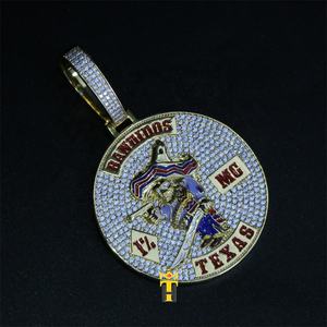 Diamante chapado en oro y amarillo de 14K, bandos 3d esmaltados, mc en marco redondo con letras, colgante - Product Image 3