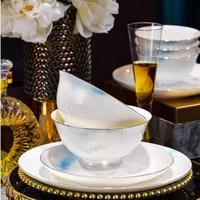 Service de table en porcelaine fine à motif marbré bleu et blanc avec bordure dorée, vaisselle élégante en céramique pour la maison, les mariages et les banquets