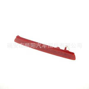 Réflecteur de pare-chocs arrière Maserati 675000321 675000322 pour remplacement et réparation, plastique rouge avec clip métallique - Product Image 2