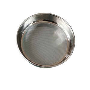 Tamis d'essai métallique perforé à structure intégrée avec joint d'étanchéité pour le tri des particules de minerai et les matériaux métallurgiques - Product Image 1