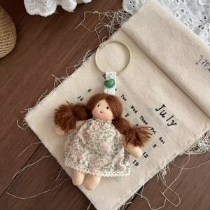 Porte-clés en tissu de poupée de dessin animé mignonne avec cheveux tressés, robe florale, pendentif en tissu, ornement à suspendre pour sac, décoration de sac à dos pour filles - Product Image 5