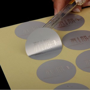 <span class=keywords><strong>Papier</strong></span> spécial <span class=keywords><strong>adhésif</strong></span> fort <span class=keywords><strong>personnalisé</strong></span> d'autocollant d'aromathérapie de relief d'argent mat pour des étiquettes d'emballage de estampillage chaud - Product Image 6