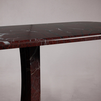 Table console en marbre rouge Bourgogne, plateau incurvé en forme de piste de course, base en V incurvée, meuble d'entrée en pierre naturelle