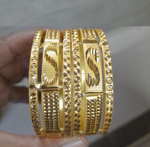 สร้อยข้อมือและกําไลสีทองที่เป็นมิตรต่อสิ่งแวดล้อมสําหรับโอกาสครบรอบและงานหมั้นจากอินเดีย - Product Image 4