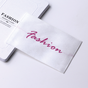 Etichette Personalizzate con Logo del Marchio Privato, Etichette Tessute su Misura per Abbigliamento, Etichette per Magliette e Etichette Jacquard - Product Image 3