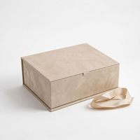 Boîte magnétique rigide de luxe personnalisée avec insert en satin, ruban et emballage en papier pour ensembles cadeaux de perruques et de cheveux