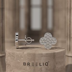 Boucles d'oreilles clous en or blanc, motif trèfle, serties de diamants, élégantes, pavé de diamants à quatre feuilles, diamants taille ronde, joaillerie fine - Product Image 3
