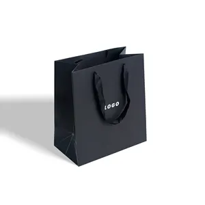 Venta al por mayor de ropa profesional Kraft brillante laminación fuerte papel de compras caja de regalo bolsas con asas de cinta negra