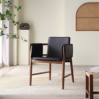 Chaise de salle à manger en bois de frêne massif avec dossier haut et accoudoirs, design moderne et minimaliste, importée, luxe léger, pour usage en restaurant