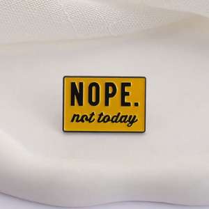 Individuelle Zinklegierung-Gussanstecknadel – 'Nope Not Today' Arbeitsplatz-Zitat, gelbes Schild, Brosche, Anstecknadel, schwarz vernickelt, Humor-Geschenk für - Product Image 3