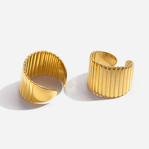 Boucles d'oreilles à clip en forme de C géométrique, en acier inoxydable doré, unisexe, à porter au quotidien - Product Image 1