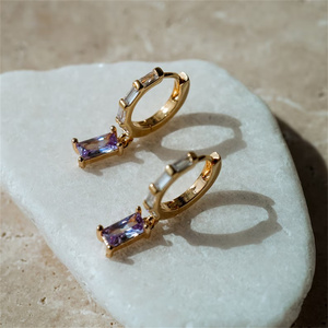 Boucles d'oreilles créoles en argent 925 avec zircon coloré et pompon, design classique - Product Image 3