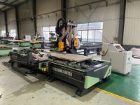 Centre d'usinage CNC automatique intelligent pour portes en bois – Machine de production pour le perçage, la découpe, la gravure et le fraisage des panneaux de porte et des trous de serrure