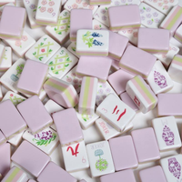 Table de Mahjong Américain de Luxe Shinvale en Acrylique Rose, Tuiles à Quatre Couches Couleurs Mixtes, Mini Format Voyage Portable, Emballage Personnalisé