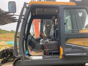 Excavatrice sur chenilles Hyundai 220LC-9s d'occasion, 22 tonnes, d'origine coréenne, avec godet brise-roche - Product Image 4