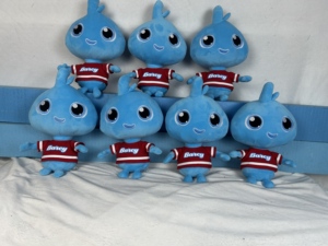 Nuovo Peluche Personalizzato Sunrise, Morbido Pupazzo Blu a Forma di Cartone Animato BARCY con Maglietta Rossa per Promozioni Festive - Product Image 5