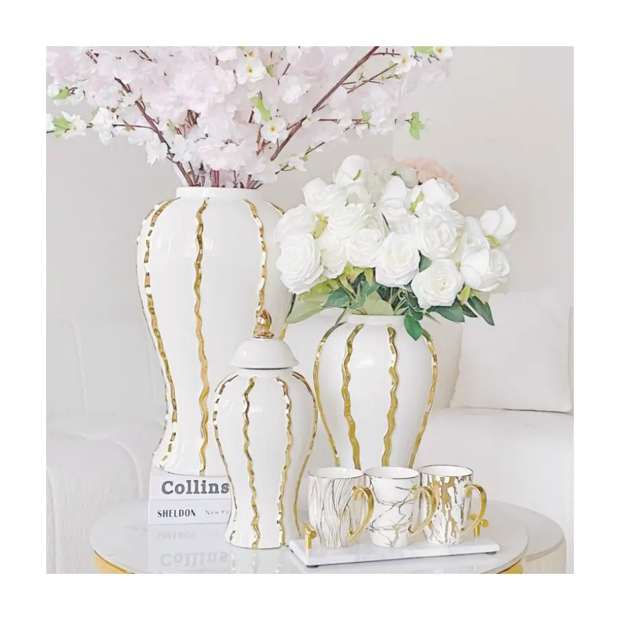2023 heißer Verkauf Morden weiße Ingwer glas Keramik vase mit goldenen vertikalen Linien für Haupt dekoration Hochzeits dekoration