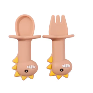 Cuchara de entrenamiento de silicona pequeñ<span class=keywords><strong>a</strong></span> sin BPA certificada, tenedor, cuchara de plástico barata para niños pequeños, diseño de dinosaurio seguro para usar en obsequios - Product Image 2