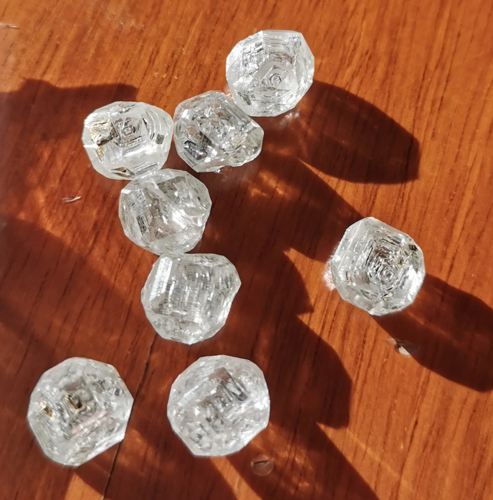 합성 실험실은 자르지 않는 원료 1 ct 백색 거친 다이아몬드를 성장했습니다