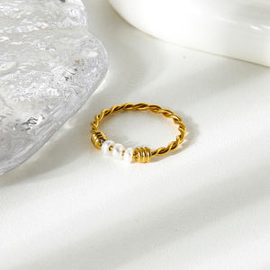Anillo de Perlas Naturales de Agua Dulce, Anillo de Acero de Titanio Chapado en Oro con Diseño de Espiral para Mujer - Product Image 1
