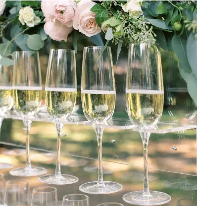 Atacado personalizado garrafa de champanhe copo de parede plástico carrinho de exposição acrílico transparente titular taça de champanhe Para O Casamento