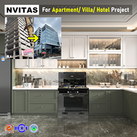 Armoires de cuisine modulaires blanches modernes NVITAS avec plan de travail stratifié et robinet pour projets hôteliers, d'appartements et de villas