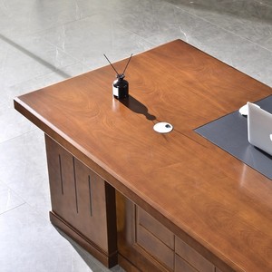 Conjunto de Escritorio Ejecutivo Clásico de Madera con Silla, Mesa de Jefe en Forma de L y Librero - Product Image 4