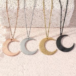 Collier personnalisé avec logo, en acier inoxydable plaqué or 18 carats, résistant à l'eau et inaltérable, motif croissant de lune pour femme - Product Image 1