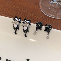 Venta al por mayor de nuevos y lindos pendientes de gato negro con orejas de pez, exquisitos y de alta gama, con agujas de plata para mujer, estilo caricatura.
