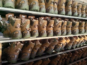 Bottes de travail tactiques TSB08 en daim marron camouflage, mi-hautes, avec maille personnalisée et semelle robuste pour la randonnée et la patrouille - Product Image 4