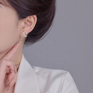 Boucles d'oreilles clous tendance haut de gamme plaquées or avec zircon taille princesse double C pour femme, style petit luxe léger pour tenues de mondaines - Product Image 5