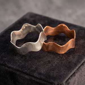 Ronds de serviette en métal en forme de fleur moderne, finition argent et cuivre - Product Image 4
