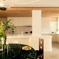 Grandes portes d'armoires de cuisine en bois massif de luxe français, dorées à la main, sur mesure pour toute la maison