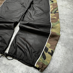 <span class=keywords><strong>Pantaloni</strong></span> da <span class=keywords><strong>Uomo</strong></span> <span class=keywords><strong>Oversize</strong></span> in Nylon con Logo Personalizzato Credia, <span class=keywords><strong>Pantaloni</strong></span> Sportivi con Cuciture Mimetiche e Coulisse Regolabile - Product Image 2