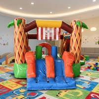 Château gonflable sur le thème des pirates avec toboggan à obstacles palmier et crâne pour grande aire de jeux gonflable extérieure pour enfants