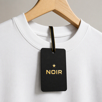 Étiquettes de vêtements personnalisées en carton noir 580 g/m² pour la vente au détail de vêtements avec impression de logo, fourniture d'usine avec service de conception gratuit